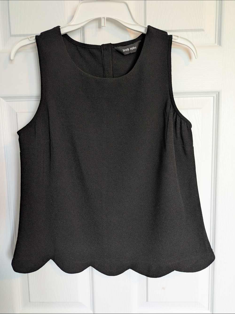 Brody Myles Women's Black Scallop-Hem Sleeveless Top